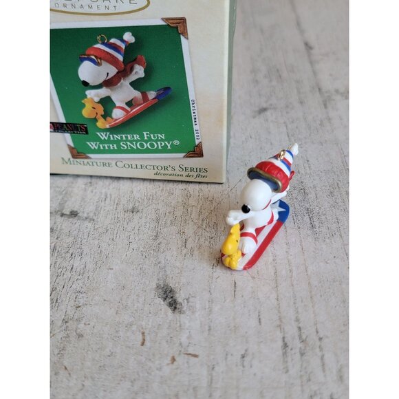 Hallmark miniature winter fun with Snoopy snowboarding ornament Xmas - Picture 1 of 5